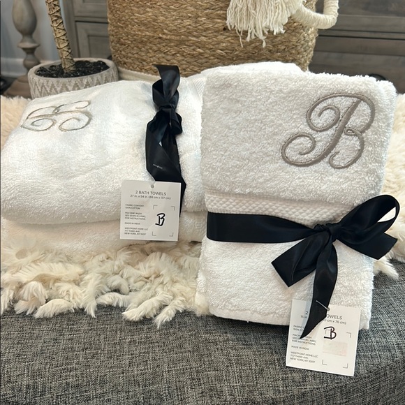 White Monogrammed Bath Towel Set “B” Two hand towels/two full size bath towels - Picture 2 of 5